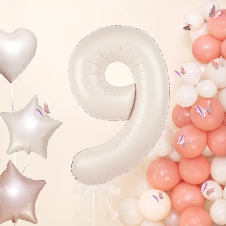 Balon-cyfra-9-kremowy-70cm-kompozycja